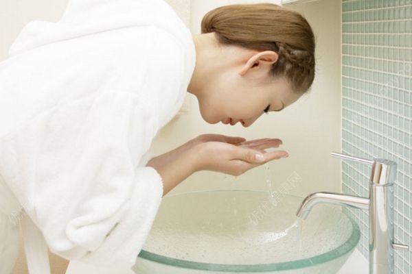 日常洗臉?biāo)疁囟嗌俨婚L(zhǎng)皺紋？日常洗臉的水溫多少最好？(1)
