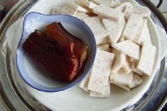 臘肉炒芋頭怎么做好吃？臘肉炒芋頭的做法[圖]