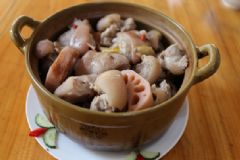 蓮藕燉豬蹄的做法 蓮藕燉豬蹄怎么做好吃？[多圖]