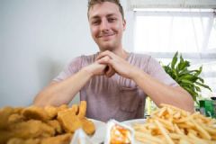 英國(guó)男子患飲食失調(diào)癥，近20年幾乎只吃雞塊和薯?xiàng)l[多圖]