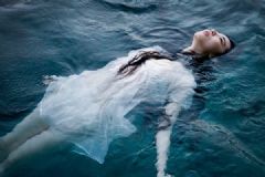 不會游泳掉水里怎么辦？掉水里不會游泳怎么辦？[多圖]