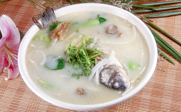 鯽魚湯的營養(yǎng)做法有哪些？吃鯽魚湯的烹飪技巧是什么？(1)