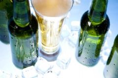 夏季喝冰凍啤酒要注意些什么？夏季喝冰啤酒的注意事項(xiàng)[圖]