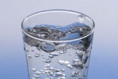 飲水機冷熱水兌著喝會中毒嗎？飲水機熱水和冷水一起喝會怎樣？[圖]