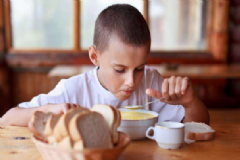 給孩子吃什么可以變聰明？孩子日常的飲食禁忌是什么？[圖]