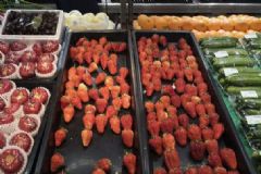 男童吃草莓嘔吐住院，媽媽買光超市所有存貨送檢[多圖]