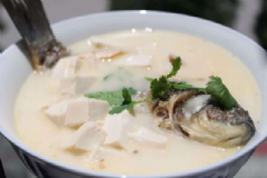 鯽魚豆腐湯的功效與作用有哪些？鯽魚豆腐湯有什么作用？[圖]
