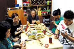 男子醉酒后一千一千發(fā)紅包，群員卻這樣對待他[多圖]