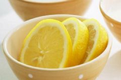 檸檬片泡水的養(yǎng)生功效是什么？檸檬片泡水有哪些好處？[圖]