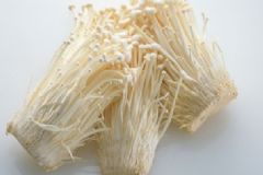 金針菇有哪些食療功效？吃金針菇的注意事項(xiàng)是什么？[圖]