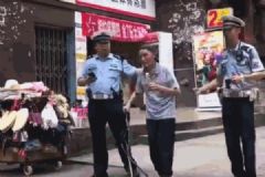 老人中暑摔倒，交警一路打扇護(hù)送回家[多圖]