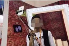 19歲網(wǎng)紅直手抓眼鏡蛇播，被蛇突襲，毒液直噴眼睛[多圖]