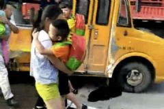 六安市一校車與貨車刮擦后側(cè)翻，致17人受傷[多圖]