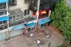住宅突發(fā)大火，97年小伙爬樓砸窗救出2名被困女童[多圖]