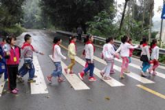 摩托車闖紅燈沖向小學(xué)生，老師用身體擋住被撞身亡[多圖]