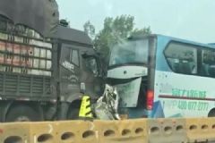 京哈高速發(fā)生慘烈事故，汽車被大貨撞成“鐵餅”致3人死亡[多圖]