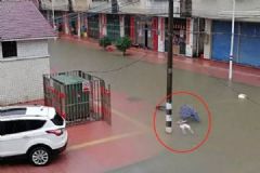 廣東男子雨中觸電，警方用木棍拉開[多圖]