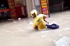 男子積水中暈倒不省人事，外賣小哥直接跳下去救人[多圖]