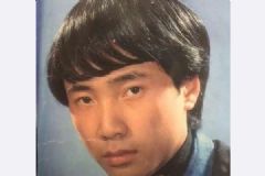 徐崢早年發(fā)型模特舊照曝光，頭發(fā)濃密發(fā)際線矚目[多圖]