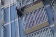 兩歲幼童頭卡防盜窗身體懸空，退伍軍人徒手爬5樓救下[多圖]