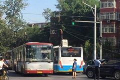 北京男子托舉掉落通訊線(xiàn)40分鐘，緩解交通擁堵[多圖]