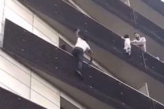 小孩懸在4樓陽臺，小伙30秒徒手爬4層樓救下[多圖]