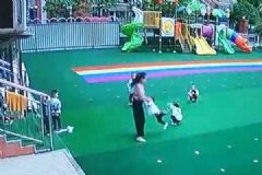 幼師拎小孩轉圈，孩子受傷大哭，園方致歉涉事教師停職[多圖]
