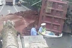 重慶一渣土車側(cè)翻壓扁小轎車，3名遇難者系1家3代[多圖]