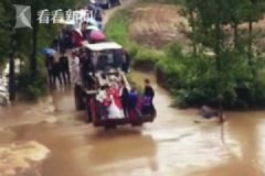 520最霸氣婚車，因暴雨積水用鏟車迎娶新娘[多圖]
