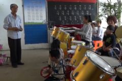 退休教師11年義務(wù)為孩子輔導(dǎo)，患癌后化療8次仍堅持教學[多圖]