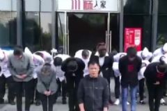 賤賣600萬豪宅給員工治病，帶員工跪謝好心人！[多圖]