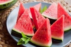 夏季吃西瓜的注意事項有哪些？夏季怎樣吃西瓜最有利？[圖]