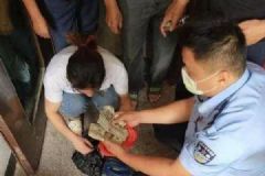 家里著火男子哭著不肯逃：20萬(wàn)私房錢還藏在天花板！[多圖]