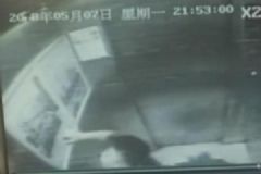 熊孩子電梯內(nèi)點(diǎn)火致?lián)p壞，乘坐電梯要注意什么？[多圖]