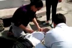 老人突然暈倒路邊，懷孕護士跪地搶救20分鐘[多圖]