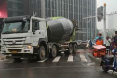 湖北發(fā)生慘烈車禍！女子被攪拌車碾壓當(dāng)場(chǎng)身亡！[多圖]