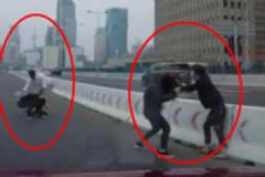 上海兩車斗氣！車上兩對(duì)男女竟在高架道路上下車撕斗！[多圖]
