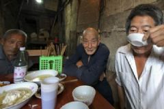 村民夜宵酒后死亡，湖南判例：同桌未勸阻者、餐館老板均擔(dān)責(zé)[多圖]