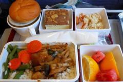 男子飛機餐吃出鐵環(huán)，海航賠200元飛機模型，吃飛機餐注意事項[多圖]