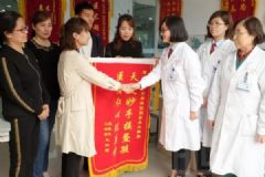 女醫(yī)生徒手接住墜樓男童，自己拇指骨裂右手腫脹[多圖]