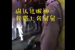 確認(rèn)過眼神！醉漢騎車摔倒躺馬路上，急救醫(yī)生一看竟是舅舅！[多圖]