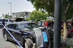 南京發(fā)生車禍，倒地女子當(dāng)場(chǎng)死亡[多圖]