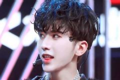 蔡徐坤染黑發(fā)當(dāng)福利！黑發(fā)少年上演致命誘惑！[多圖]