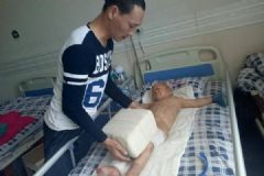 4歲男孩燒傷，父親用30斤磚塊壓腿，每天只睡3小時(shí)[多圖]