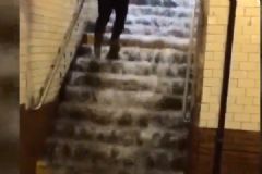 紐約暴雨地鐵被淹！多條路線列車嚴(yán)重晚點(diǎn)！[多圖]