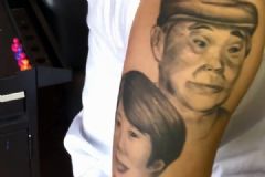 將去世爺爺奶奶照片文身上！要留學(xué)帶他們到處看看！[多圖]