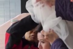 癌癥晚期父親為女兒披頭紗，強忍病痛叮囑：一定要幸福[多圖]