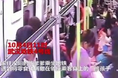 小孩地鐵吃零食引發(fā)口角，老人勸阻竟遭家長竟大打出手[多圖]