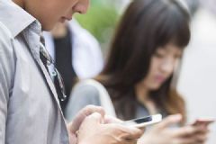 總看手機(jī)可能會(huì)口臭？我們來聽聽專家怎么說？[多圖]
