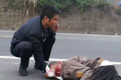 老人路邊摔倒頭部流血，特警用手當枕頭托舉半小時[多圖]